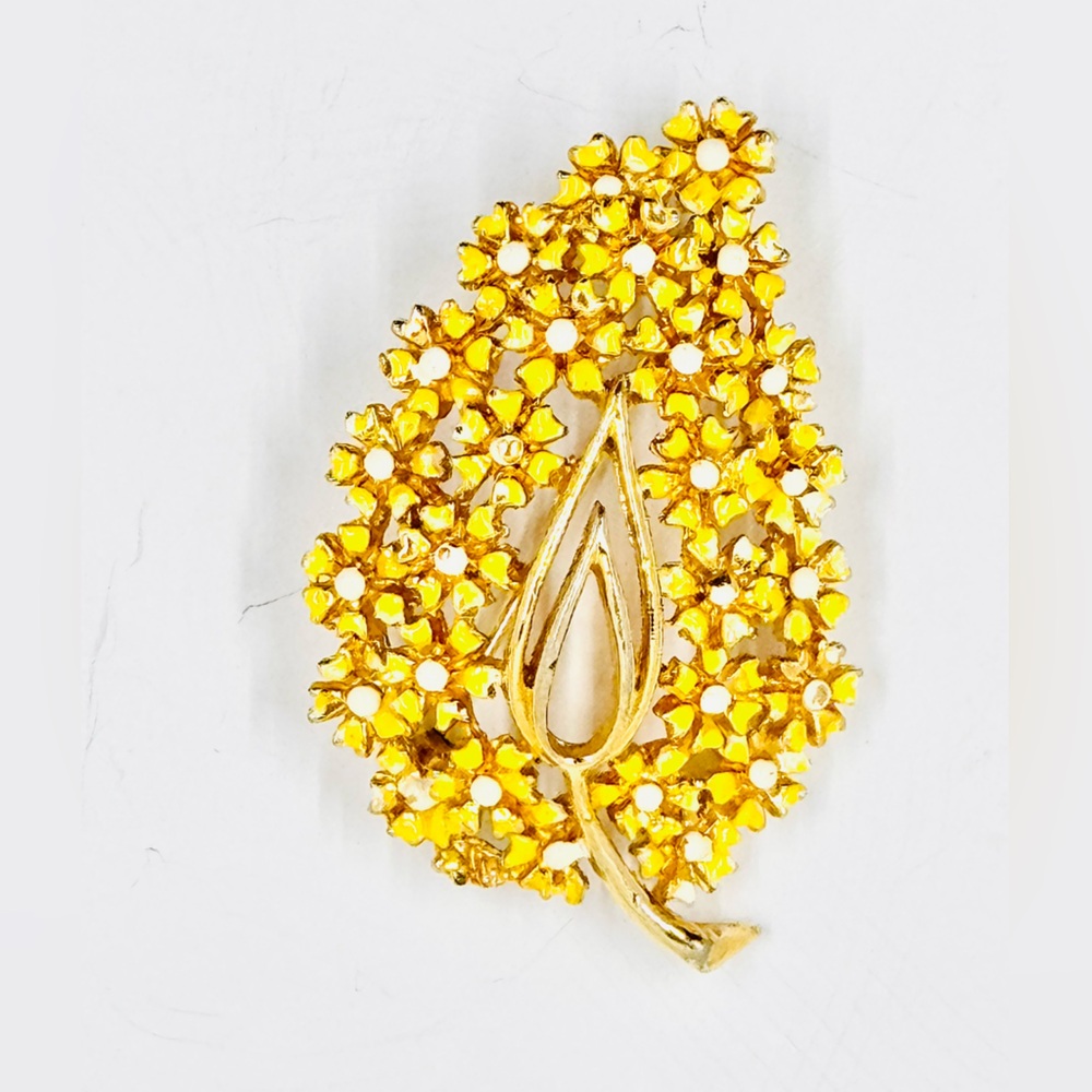 LISNER Vintage Gold Tone Yellow White Enamel Daisy Flower Brooch 2X1.5”